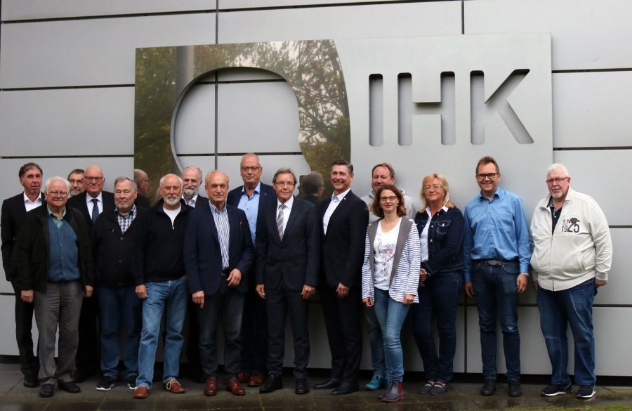 Die Mitglieder des Ausschusses für Wirtschaft, Bau und Verkehr zu Gast bei der IHK – IHK-Geschäftsführer Jürgen Behlke (6. von rechts) und links neben ihm, Vorsitzende des Ausschusses für Wirtschaft, Bau und Verkehr, Christoph Schön. Bildrechte: Kreis Paderborn